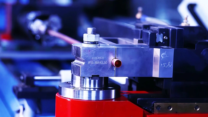Taller de fabricación de tuberías para enfriadores - Curvadora CNC de tubos de cobre
