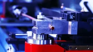 Taller de fabricación de tuberías para enfriadores - Curvadora CNC de tubos de cobre